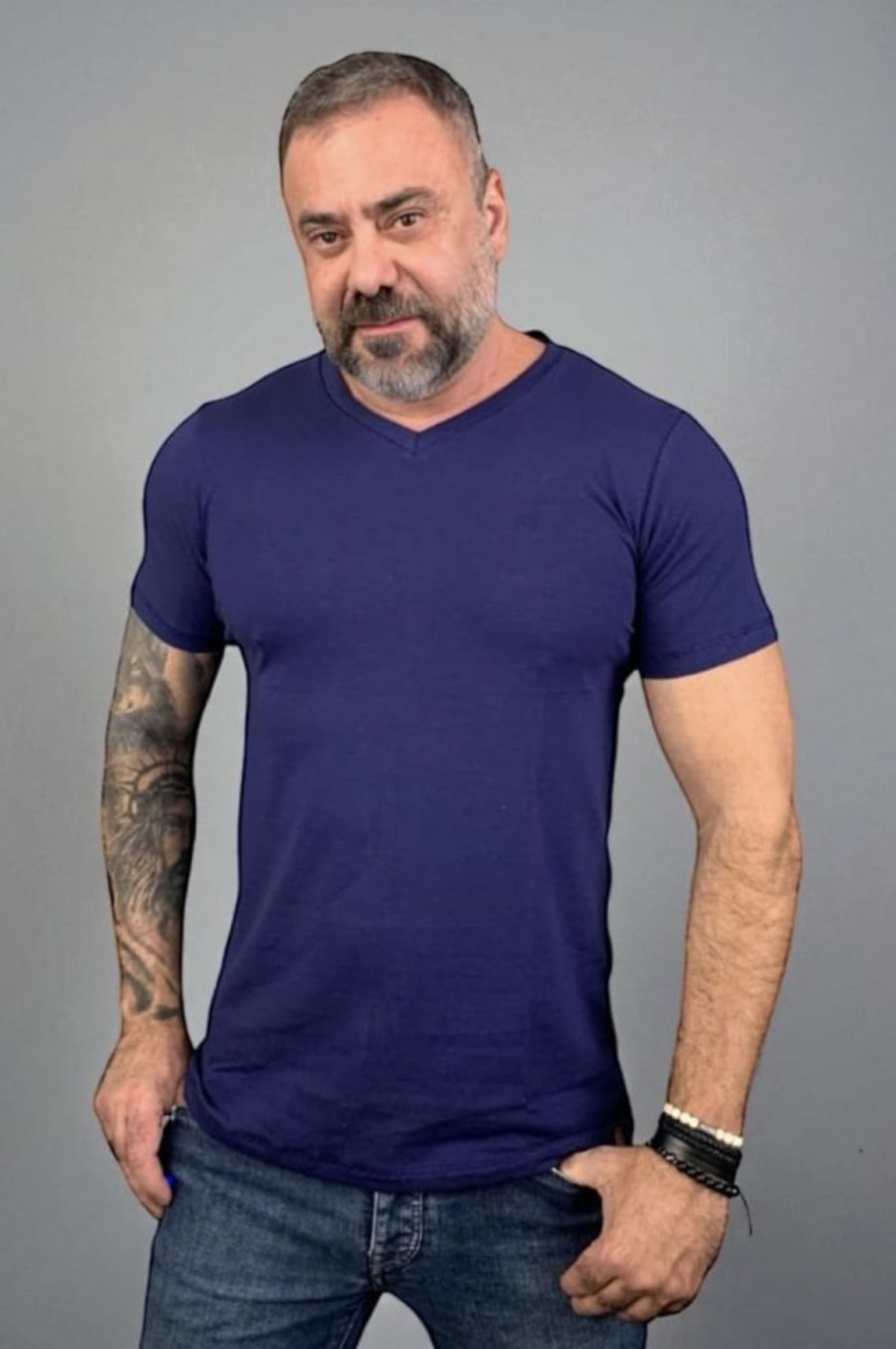 Camiseta Slim Gola V Malha Peruana Azul