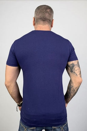 Camiseta Slim Gola V Malha Peruana Azul