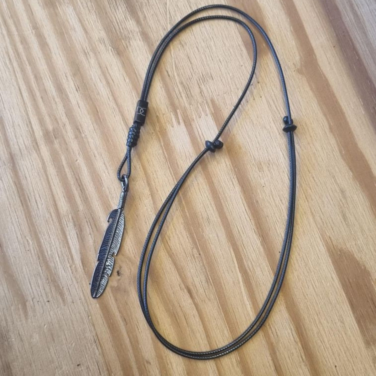 Cordão Acetinado Pingente Pena