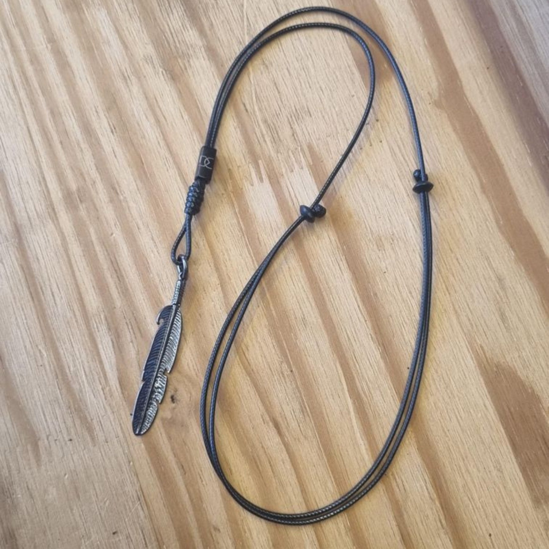 Cordão Acetinado Pingente Pena