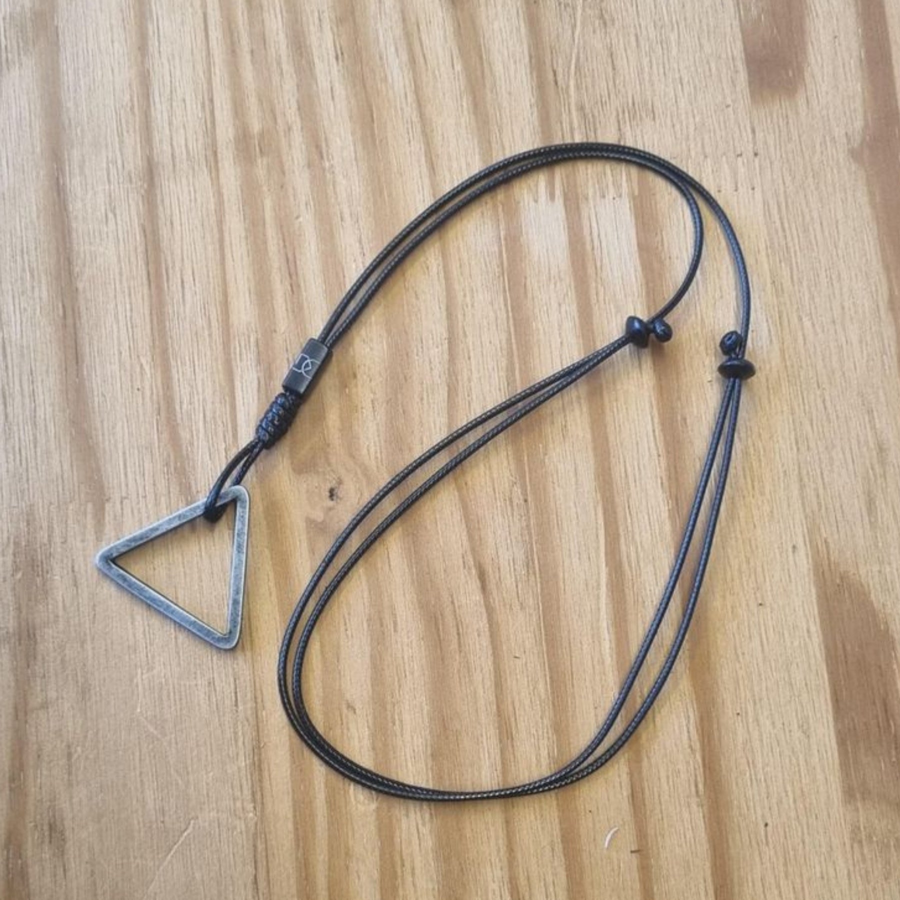 Cordão Acetinado Pingente Triângulo