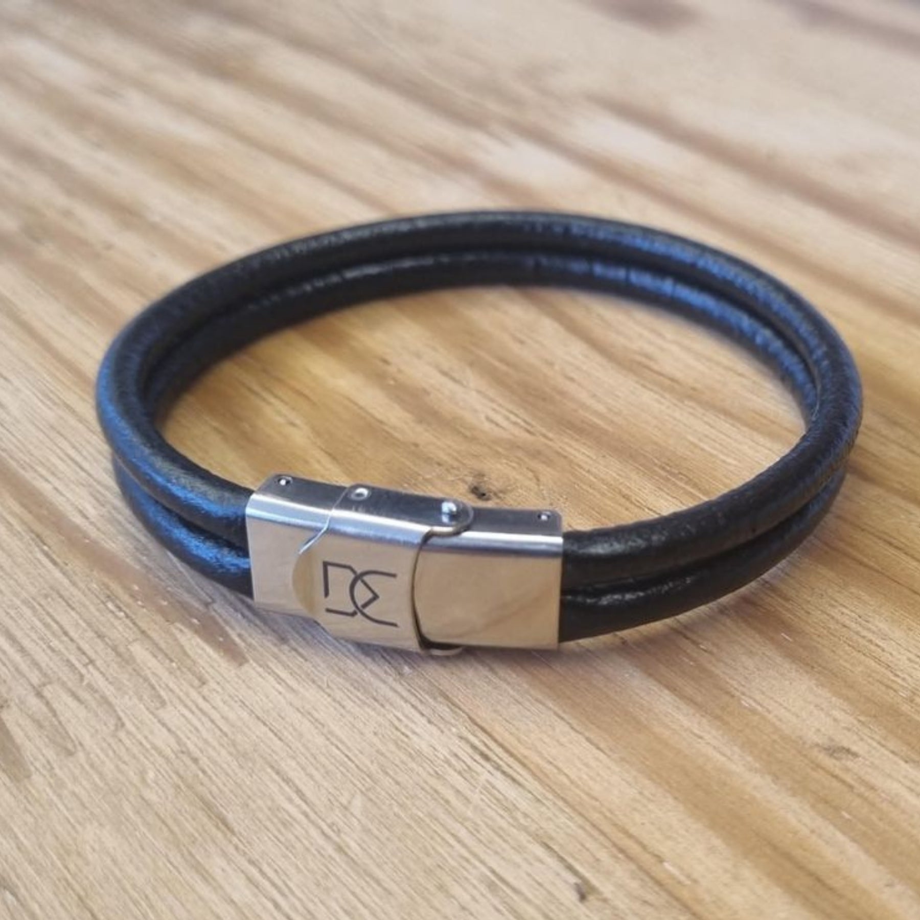 Pulseira Couro Duplo Indiano com Fecho de Aço Inox com Regulagem